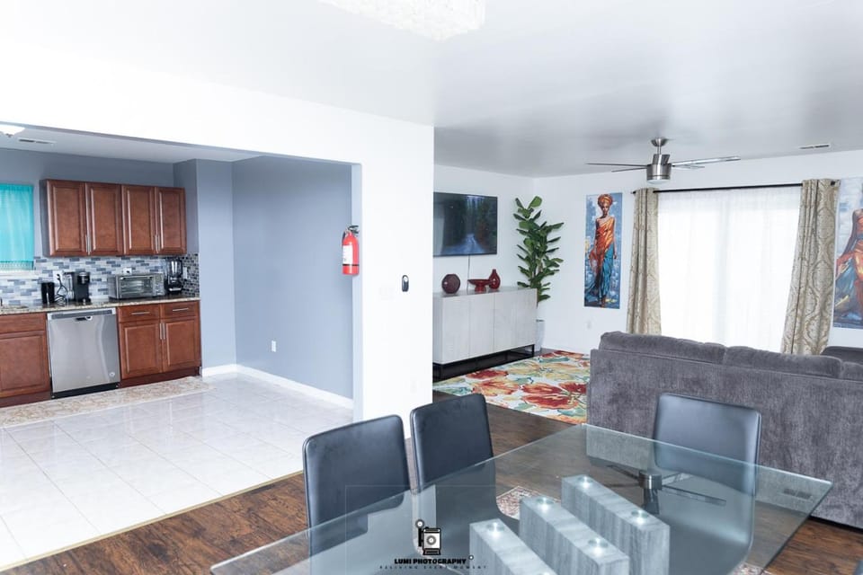 Kitchen or kitchenette, Seating area