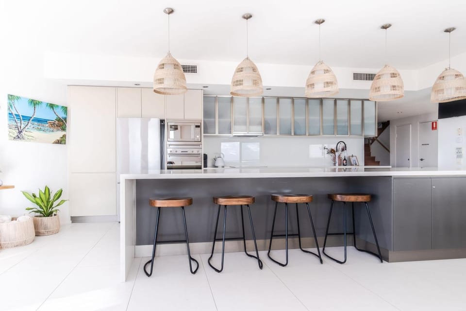 Coffee/tea facilities, Kitchen or kitchenette, oven, stove