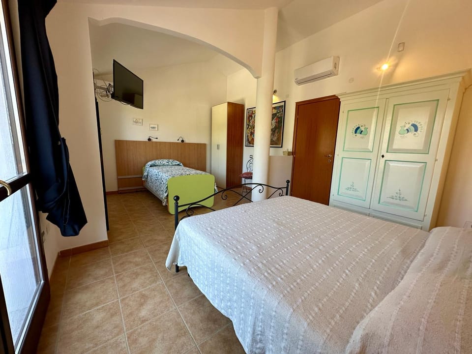 Bed, TV and multimedia, Decorative detail, Bedroom, air conditioner