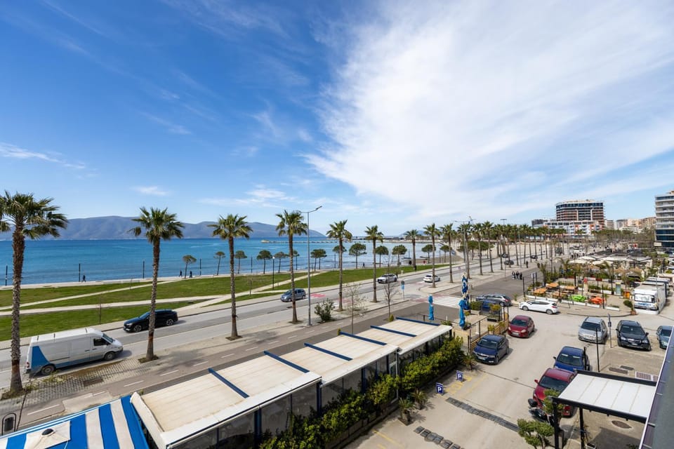 Communal lounge/ TV room, Day, Beach, City view, Sea view, Street view, Location, Parking