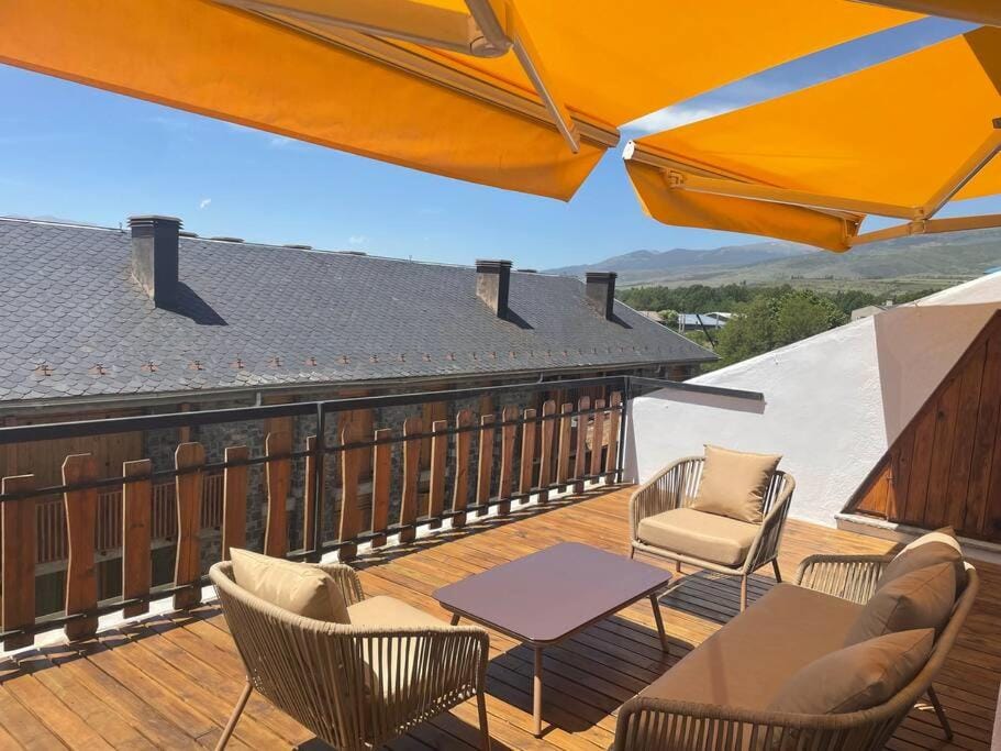 Magnifico ático con vistas, parking y piscina Apartment in Puigcerdà