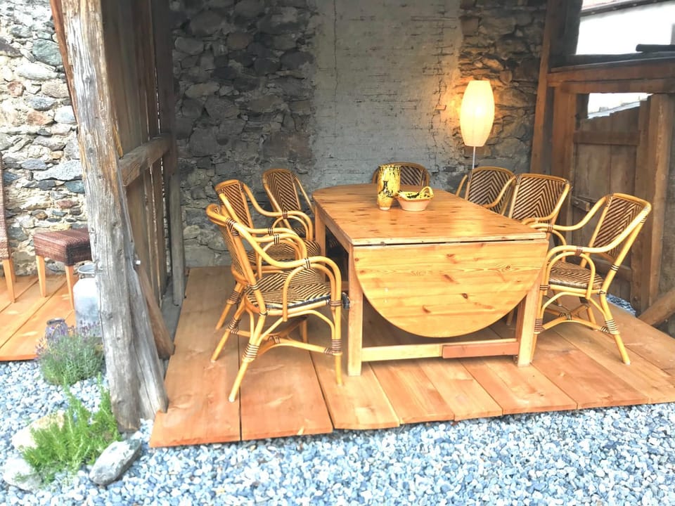 SOMMERFRISCHE TSCHENGLS Ein ganzes historisches Ferienhaus für euch in SÜDTIROL Urlaub im ruhigen Bergdorf Tschengls im Vinschgau mit Weitblick und Gartenterrasse ideal für Kleingruppen Familien mit Hund House in Trentino-South Tyrol