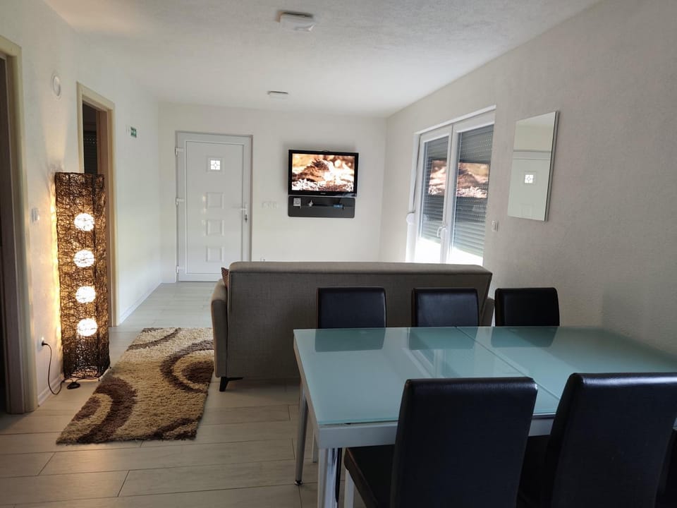 Communal lounge/ TV room, TV and multimedia, Living room, Seating area, Dining area