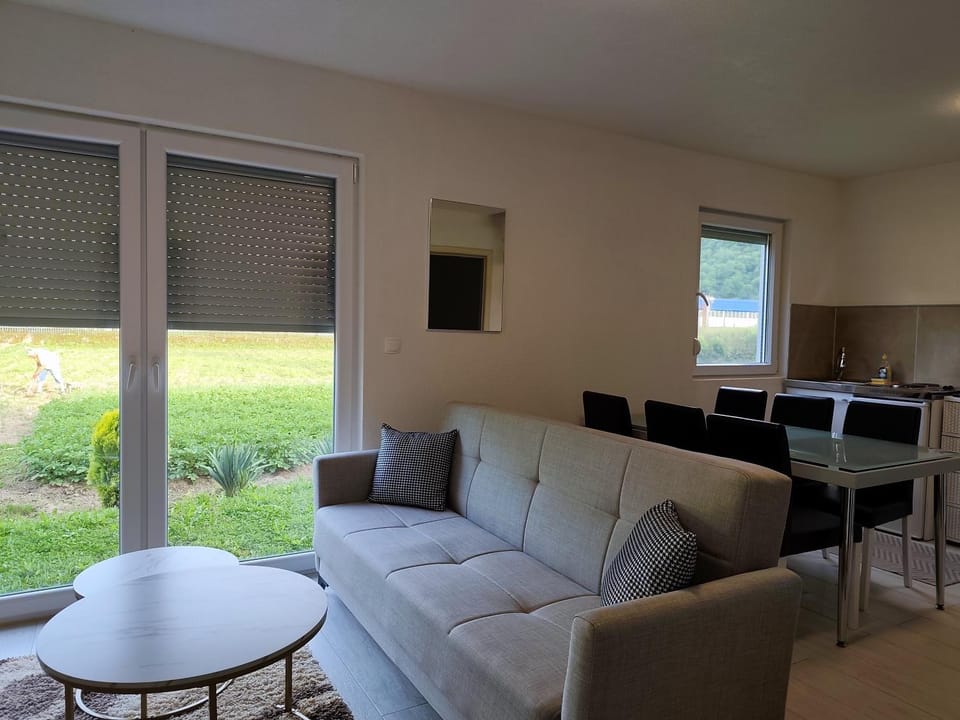 TV and multimedia, Living room, Seating area, Dining area