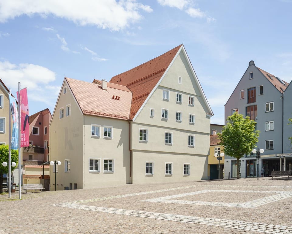 Property building, Day, Neighbourhood, Street view, Location
