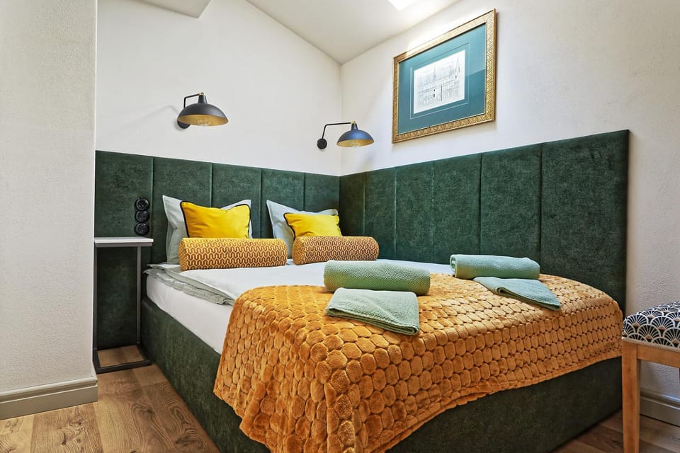 Bed, Photo of the whole room, Bedroom, towels