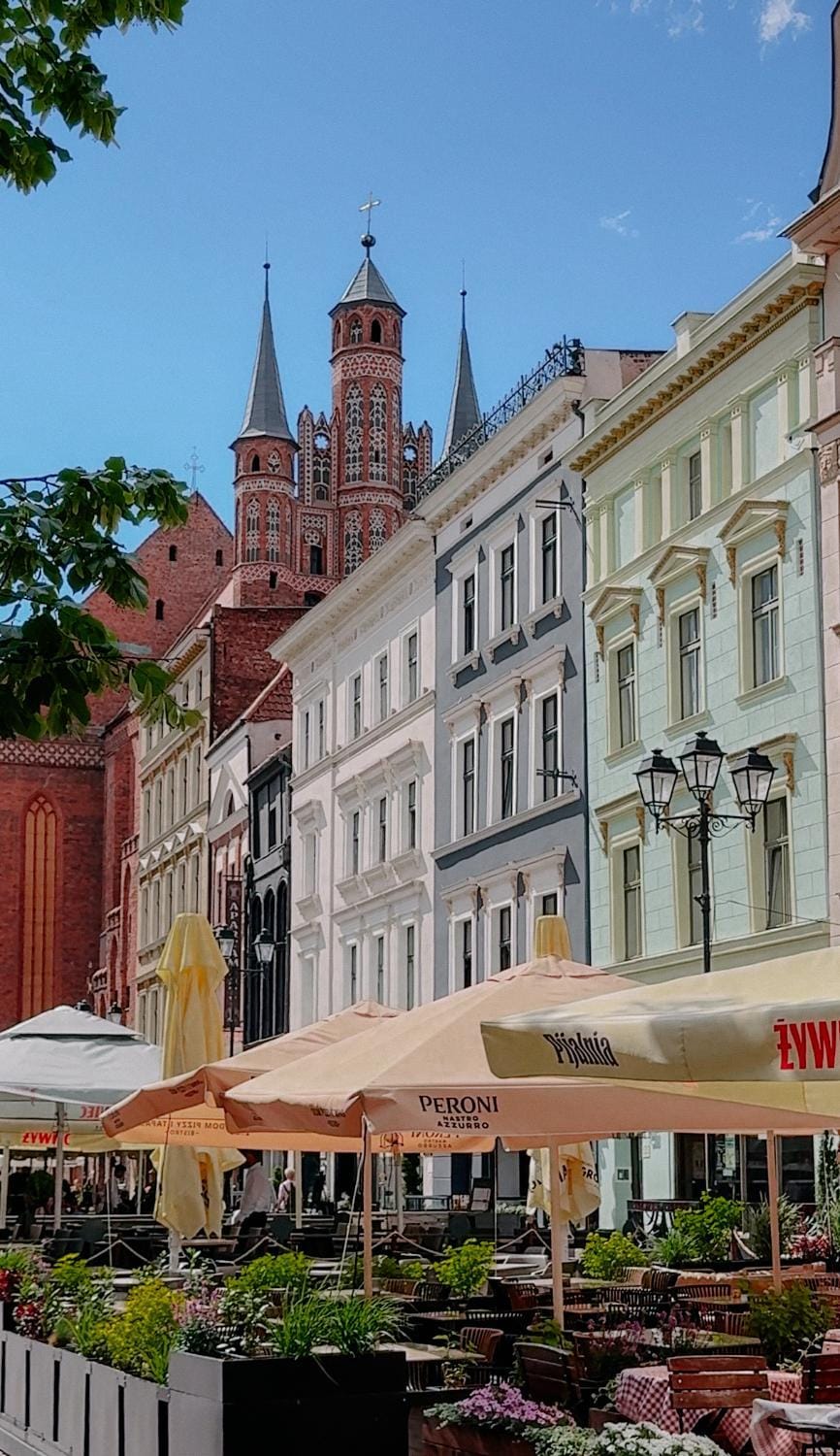 Property building, Nearby landmark, Restaurant/places to eat, Facade/entrance, Off site, Location