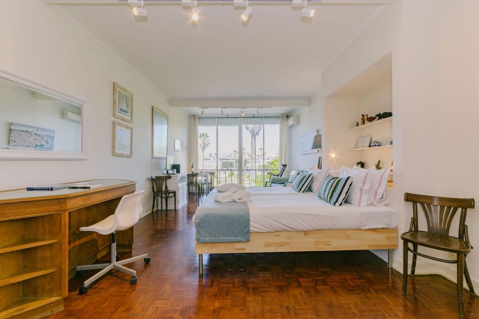 Bed, Photo of the whole room, Seating area, Bedroom, hair dresser