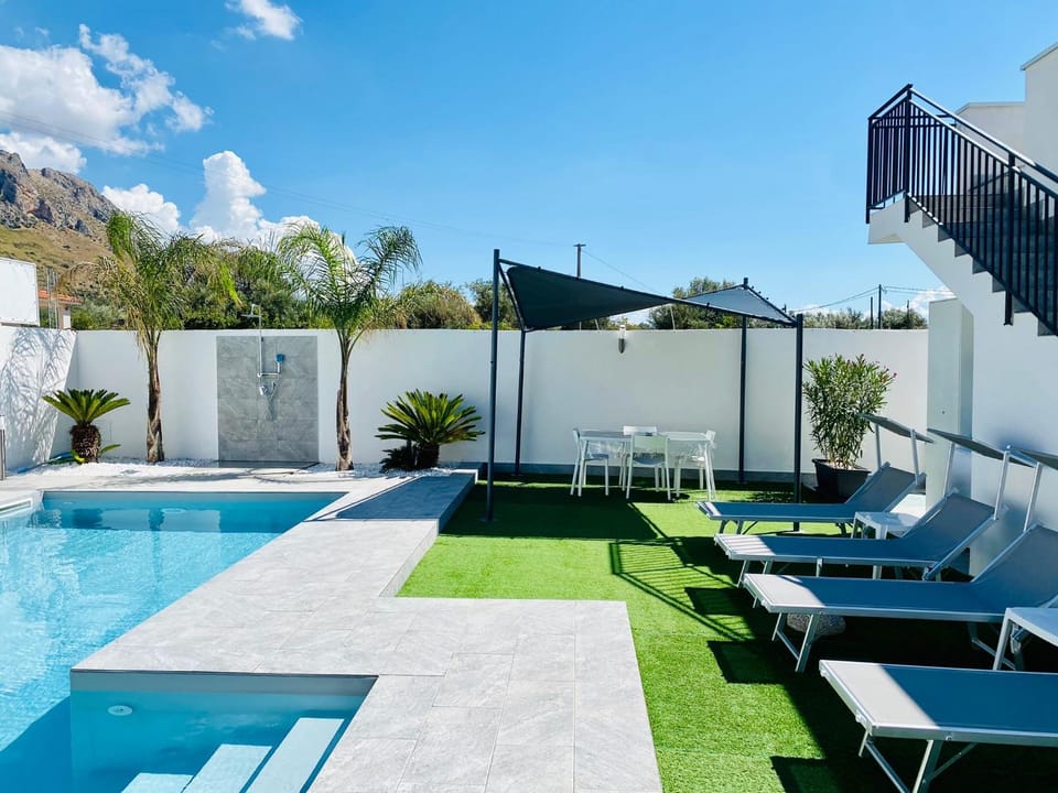 Katy's Holiday House, Private Villa and Pool Villa in Sicily