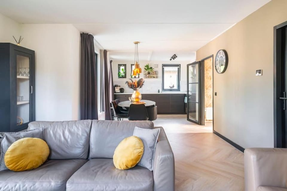 Living room, Seating area, Dining area, kitchen