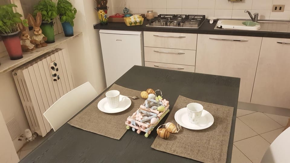 Coffee/tea facilities, Kitchen or kitchenette, Dining area