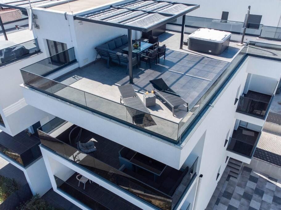Penthouse Mimi Apartment in Okrug Gornji