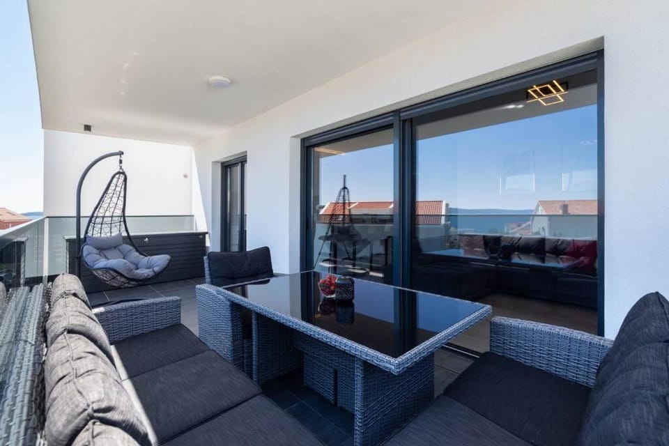 Penthouse Mimi Apartment in Okrug Gornji
