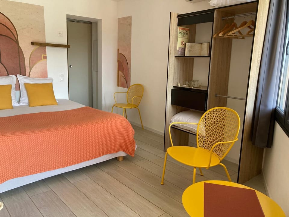 Bed, Living room, Photo of the whole room, Seating area, Bedroom, hair dresser, wardrobe