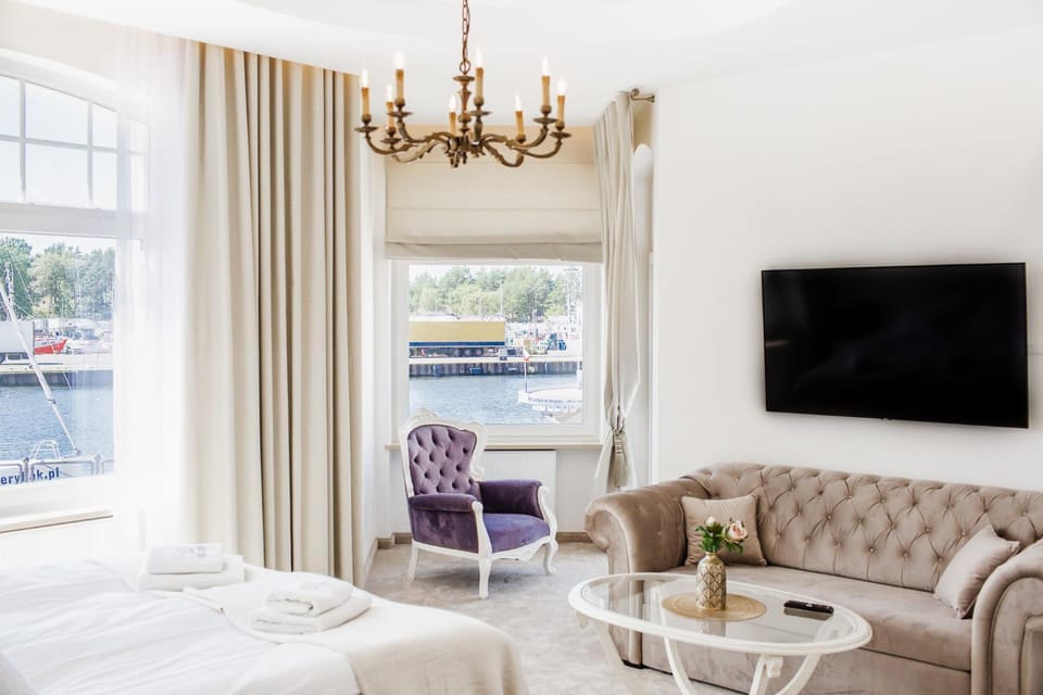 TV and multimedia, Coffee/tea facilities, View (from property/room), Living room, Seating area