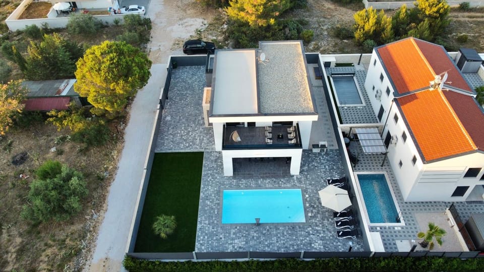 Property building, Patio, Bird's eye view, Pool view, Swimming pool, sunbed