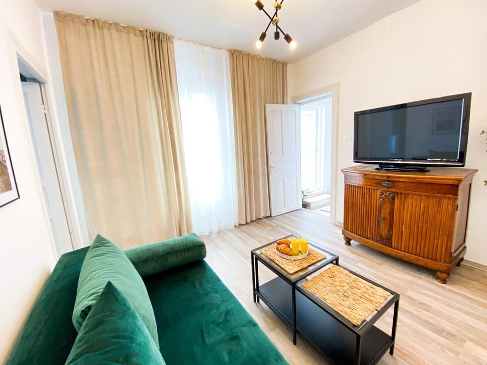 Communal lounge/ TV room, Living room
