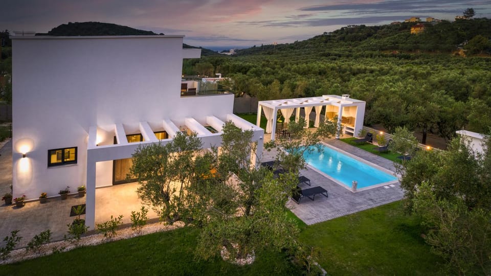 Property building, Day, Natural landscape, Mountain view, Pool view, Swimming pool, sunbed