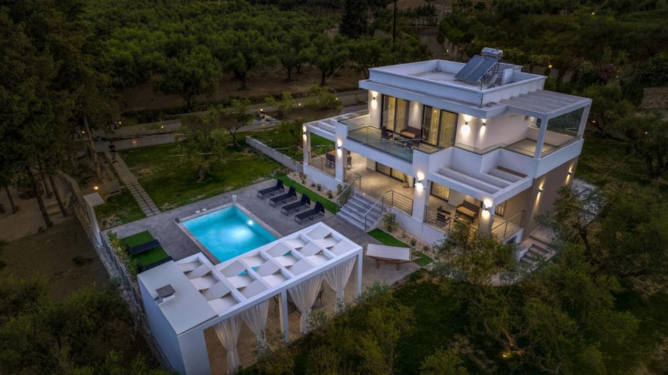 Bird's eye view, Pool view