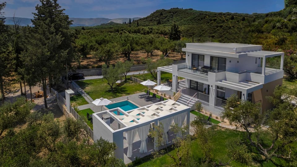 Property building, Patio, Spring, Day, Natural landscape, Garden, Garden view, Mountain view, Pool view, Swimming pool, sunbed