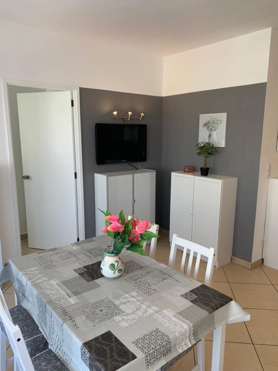 TV and multimedia, Living room, Seating area, Dining area