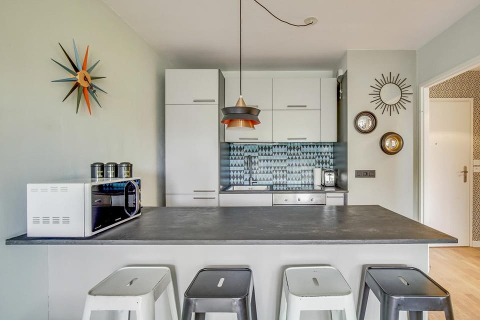 Kitchen or kitchenette, minibar