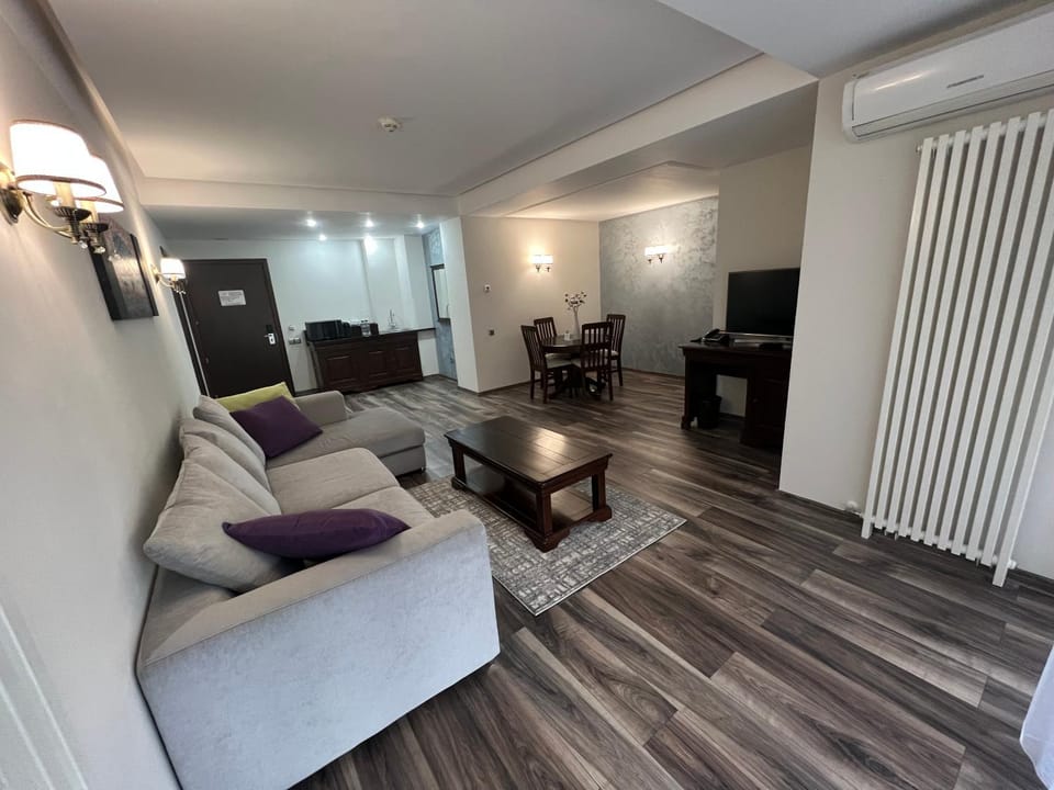 Kitchen or kitchenette, Living room, Seating area, Dining area