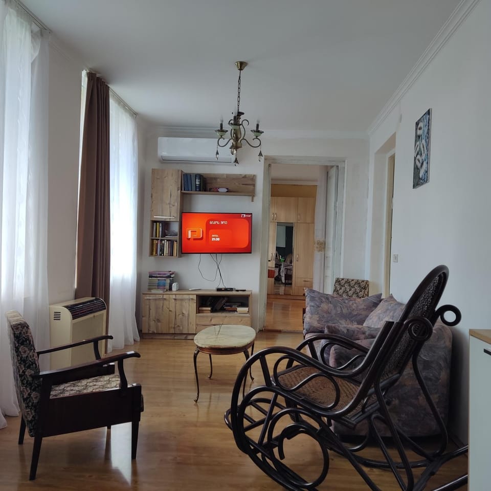 TV and multimedia, Living room, Seating area, Evening entertainment