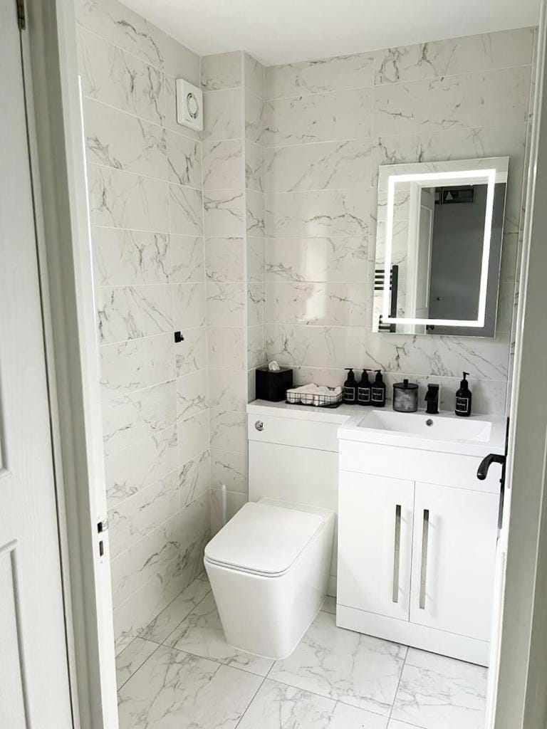 Beautiful apartment in Beckton with Private Entrance and Garden Apartment in London