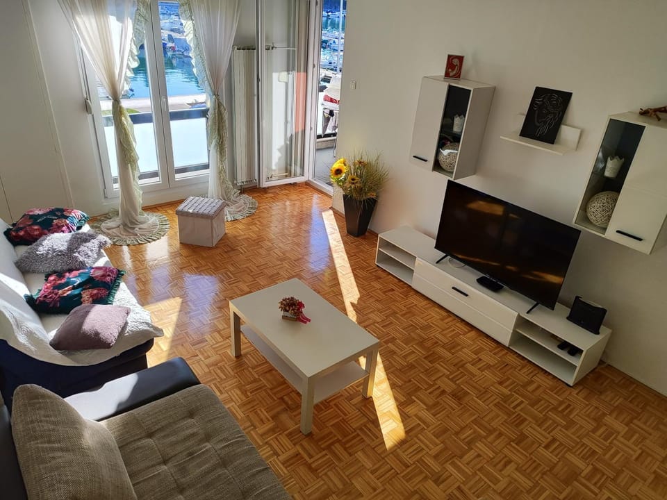 TV and multimedia, Living room, locker
