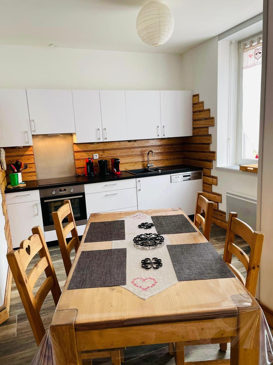 Kitchen or kitchenette, Dining area