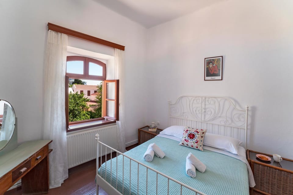 Bed, Photo of the whole room, Bedroom, Street view, Quiet street view, heating, locker, towels, air conditioner