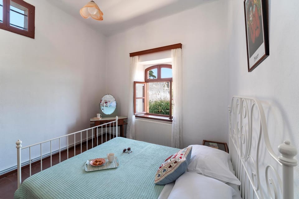 Neighbourhood, Photo of the whole room, Bedroom, heating, locker, air conditioner