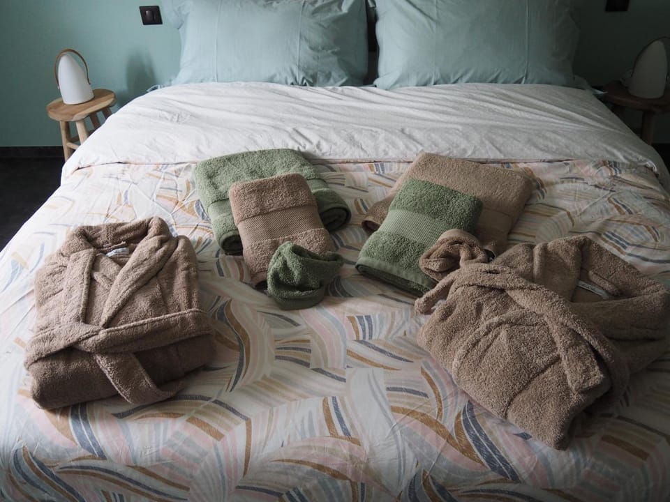 Bed, Bedroom, towels
