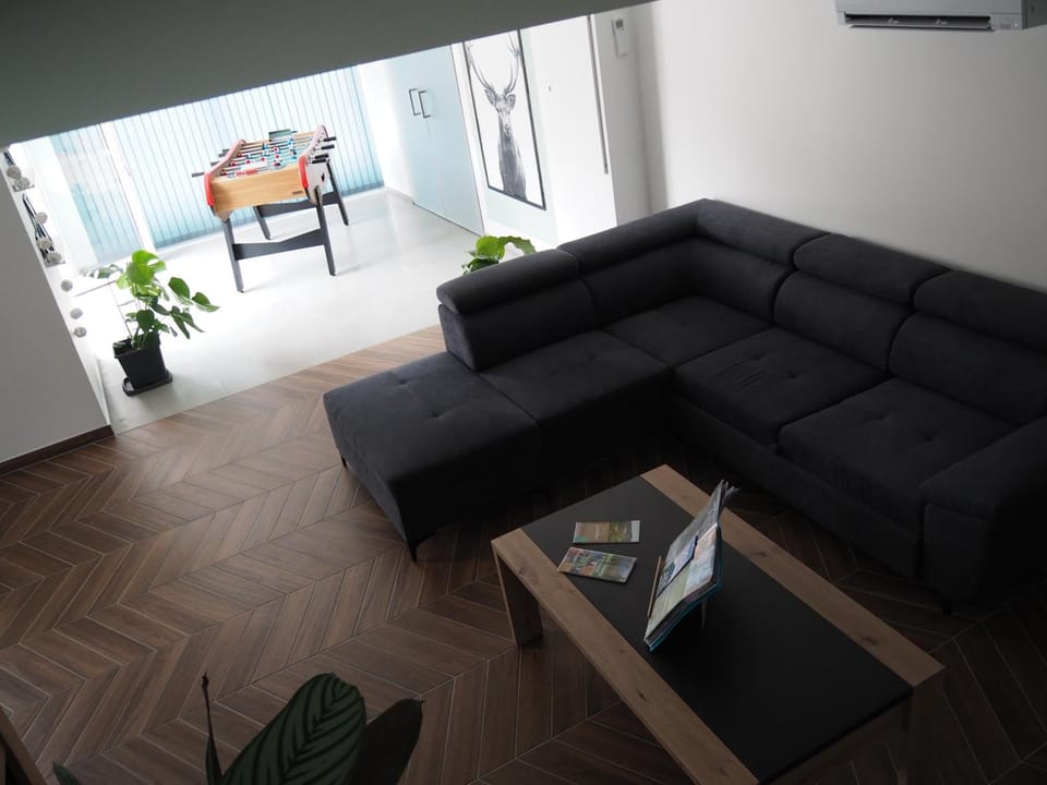 Game Room, Living room, Seating area