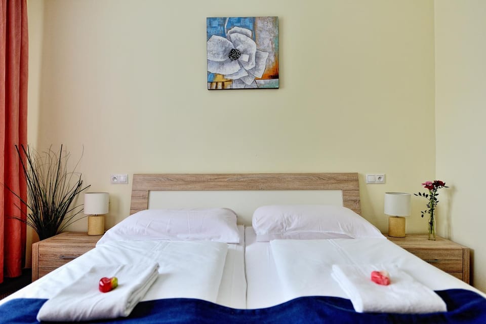 Photo of the whole room, Decorative detail, Bedroom, towels