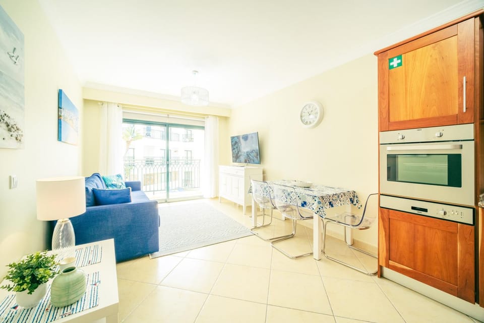 TV and multimedia, Living room, Seating area, Dining area, oven