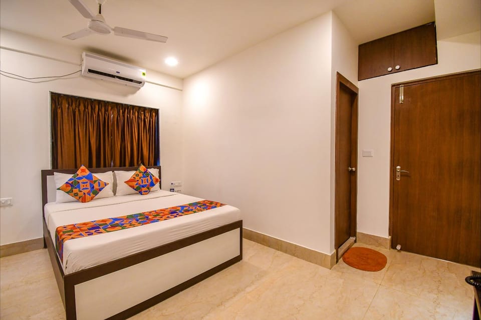 Photo of the whole room, Bedroom, air conditioner