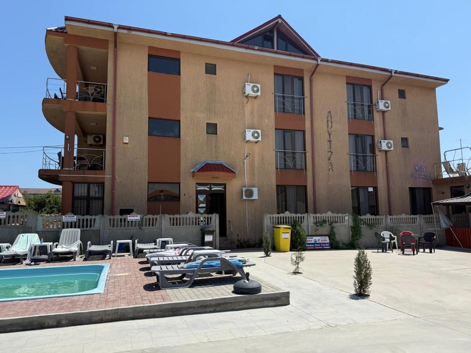 Property building, Day, Pool view, Swimming pool, Location, Parking, sunbed