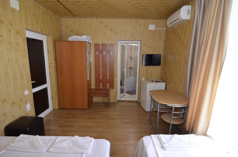 Communal lounge/ TV room, Bed, TV and multimedia, Photo of the whole room, Bedroom, towels, air conditioner