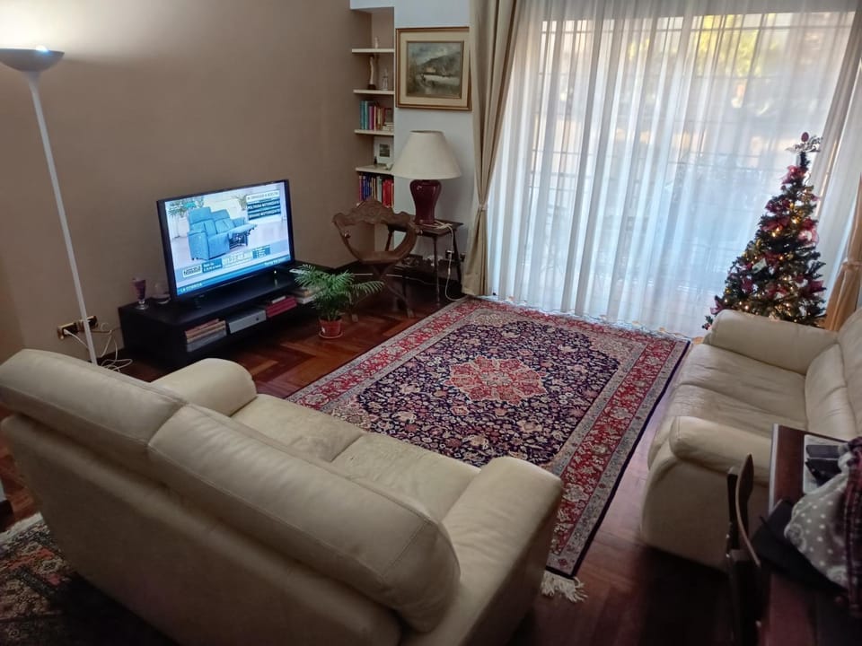 TV and multimedia, Living room, Seating area, Evening entertainment