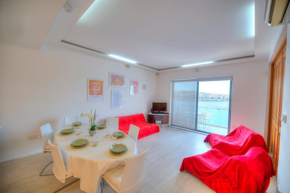 Bright and spacious 3 bedroom apartment with breathtaking views - GOSLM-5 Apartment in Sliema