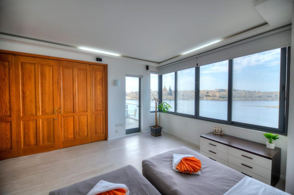 Bright and spacious 3 bedroom apartment with breathtaking views - GOSLM-5 Apartment in Sliema