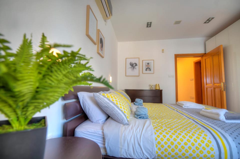 Bright and spacious 3 bedroom apartment with breathtaking views - GOSLM-5 Apartment in Sliema