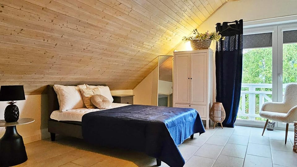 Photo of the whole room, Bedroom