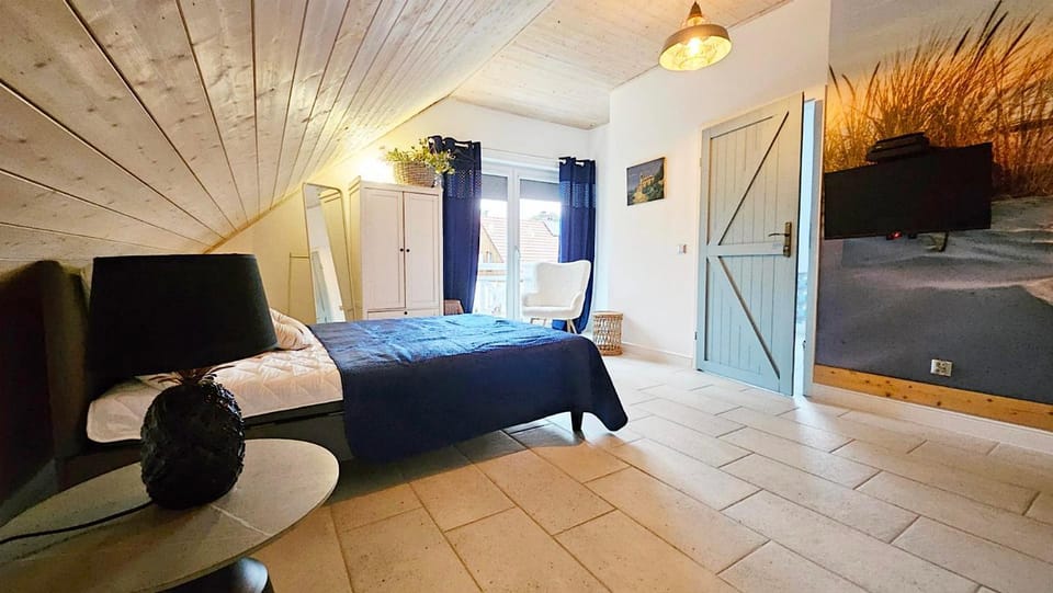 Photo of the whole room, Bedroom