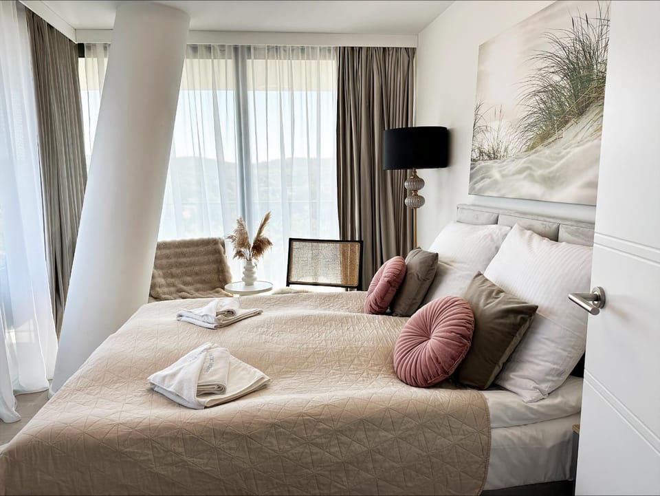 Bed, Photo of the whole room, towels