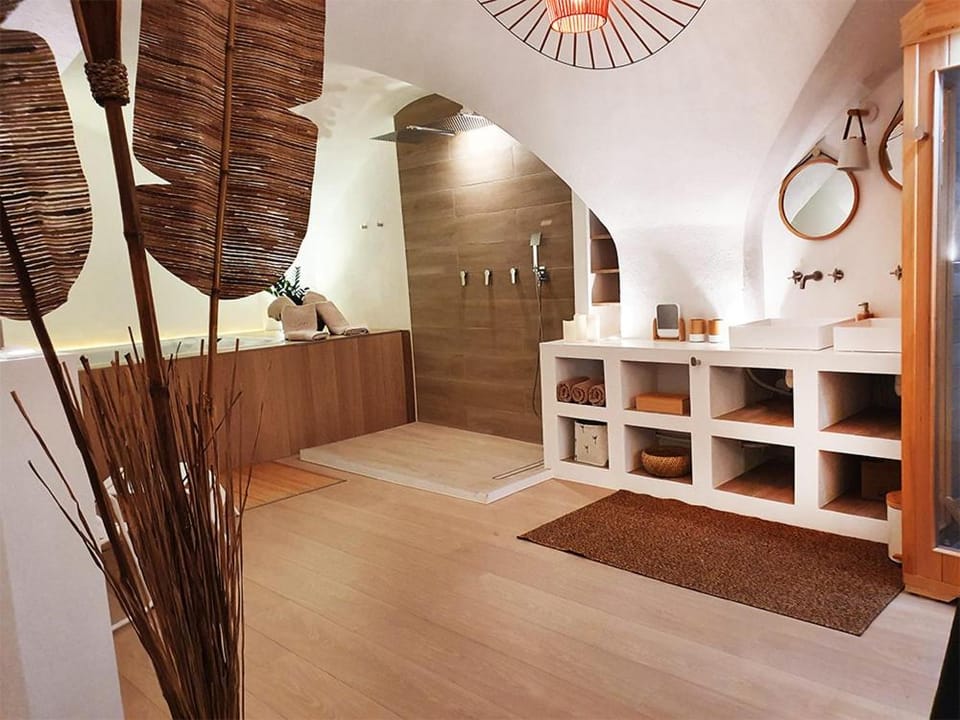 Shower, Hot Tub, Sauna, Bathroom
