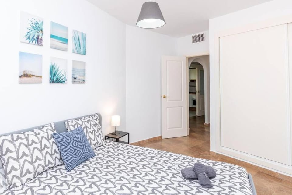 Beachfront sea view in cozy 1BR with pool and garage Apartment in Sitio de Calahonda