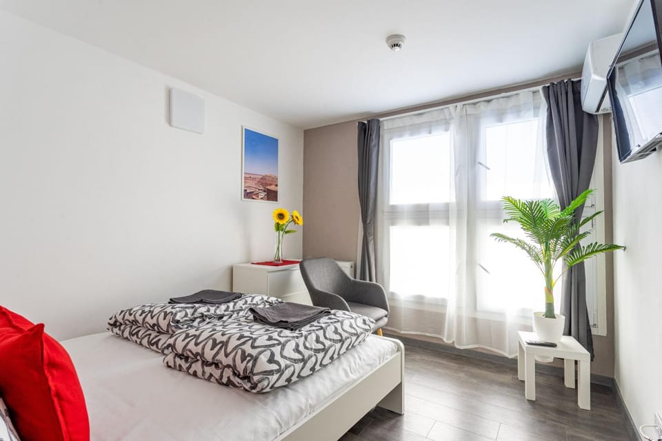 Bed, Photo of the whole room, Bedroom, towels